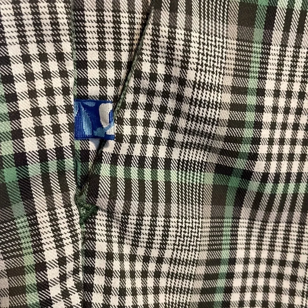 Tommy Bahama men’s golf shorts size 32. Gray‎ and green plaid.